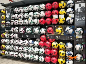 Kệ trưng bày bóng đá treo tường