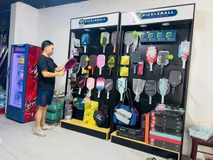 Kệ trưng bày vợt Pickleball đẹp, hút khách