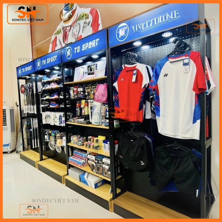 Mẫu kệ trưng bày đồ thể thao kết hợp