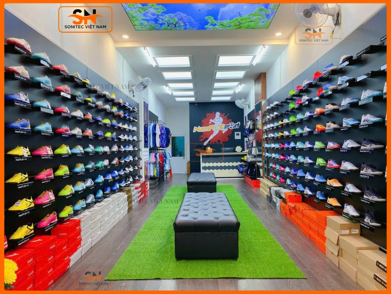 Mẫu kệ trưng bày đồ thể thao cho shop