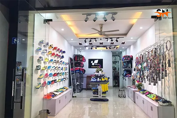 xem xét khi chọn kệ cửa hàng cầu lông