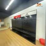 Kệ trưng bày quần áo Pickleball đẹp, dễ bán hàng