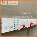 Tấm tôn lỗ treo phụ kiện