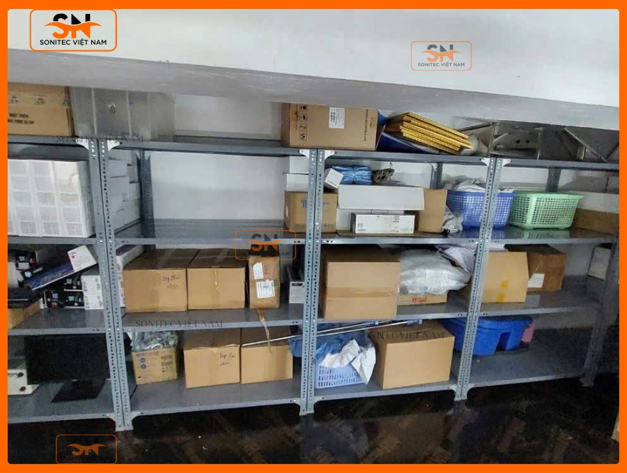 Kệ sắt V lỗ Hà Nội bền đẹp cho cửa hàng bán lẻ