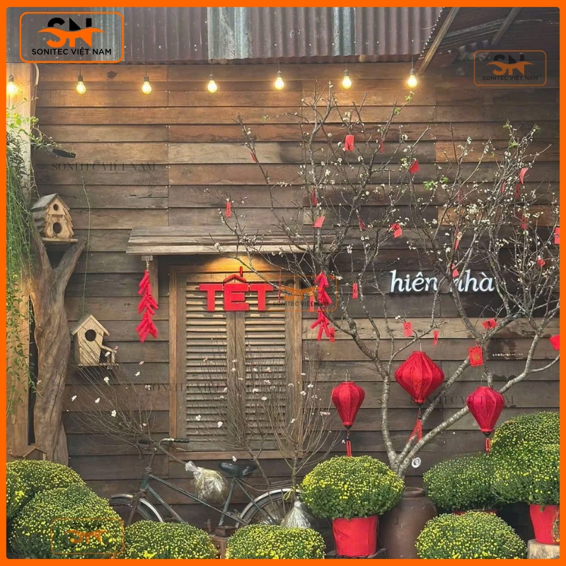 Trang trí cây đào ngày tết với phụ kiện truyền thống
