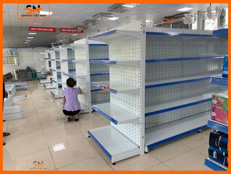 Thiết kế cửa hàng tạp hóa với kệ trưng bày