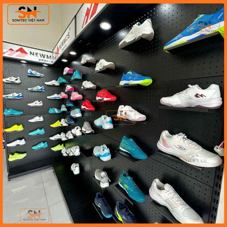 Tư vấn thiết kế giá kệ giày cho showroom