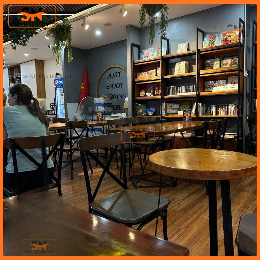 Ứng dụng giá kệ để sách cho quán cafe
