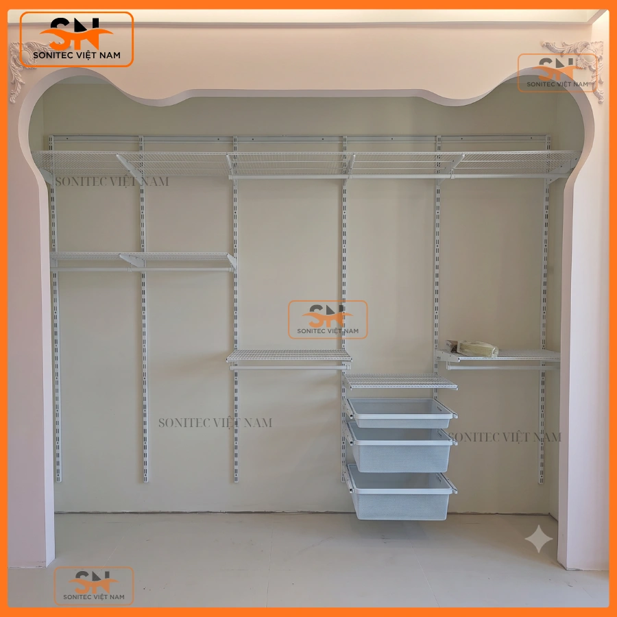 Mẫu tủ kệ thanh ray quần áo đẹp, thẩm mỹ