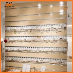 Tấm Slatwall treo trang sức cửa hàng