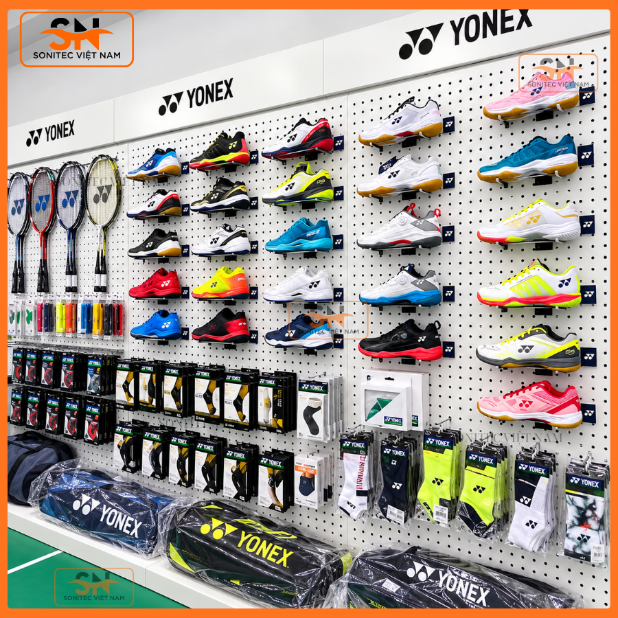 Bảng lỗ trưng bày giày thể thao tại showroom