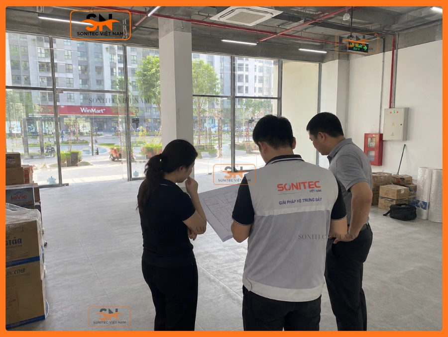 Kỹ sư Sonitec khảo sát thực tế mặt bằng siêu thị mini tại chân chung cư Hà Nội