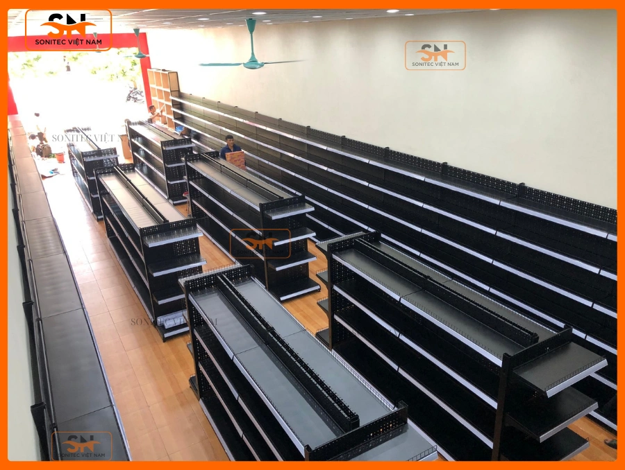 Bày trí kệ siêu thị tôn lỗ cho cửa hàng tự chọn