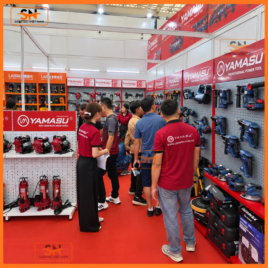 Kệ dụng cụ máy móc Sonitec trưng bày nổi bật thu hút khách hàng tại triển lãm