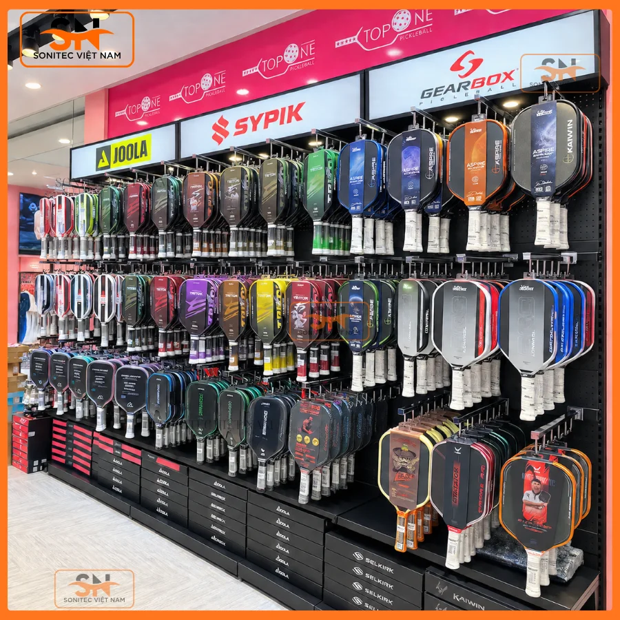 Kệ thể thao với bảng logo thương hiệu và đèn Led