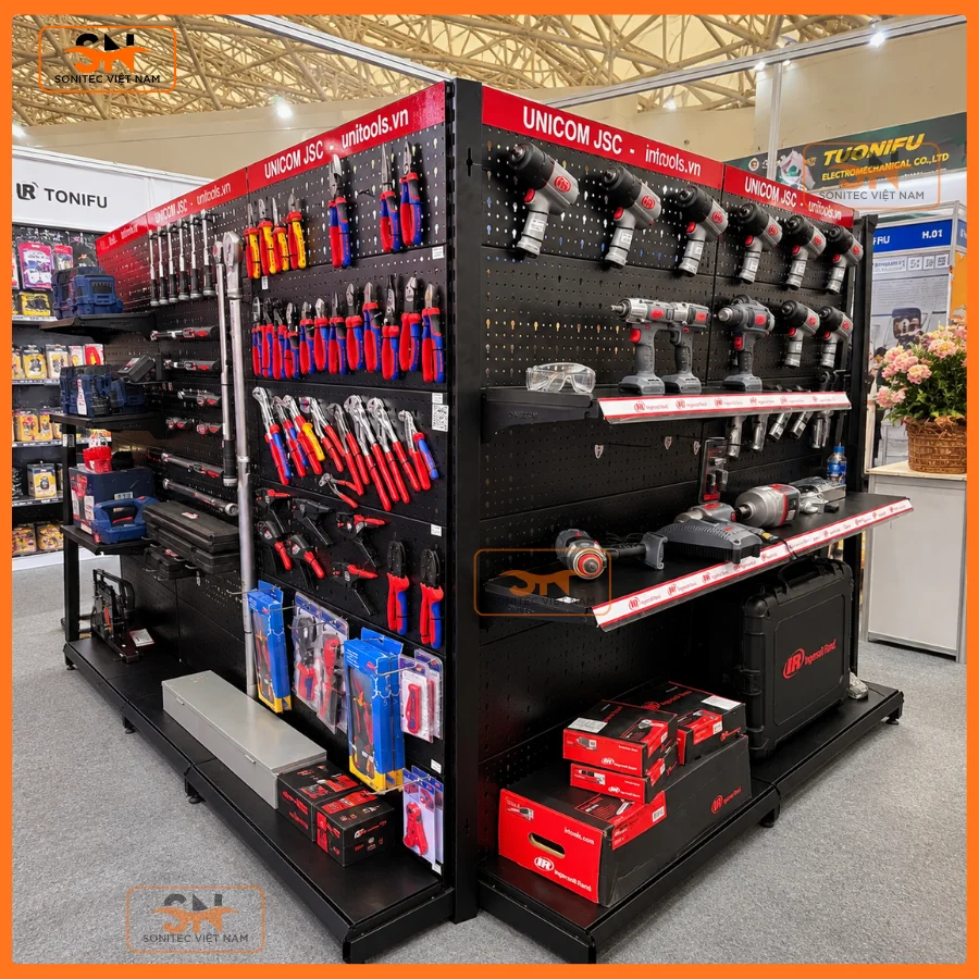 Thi công hệ kệ tôn lỗ trưng bày triển lãm cho DCK Tools