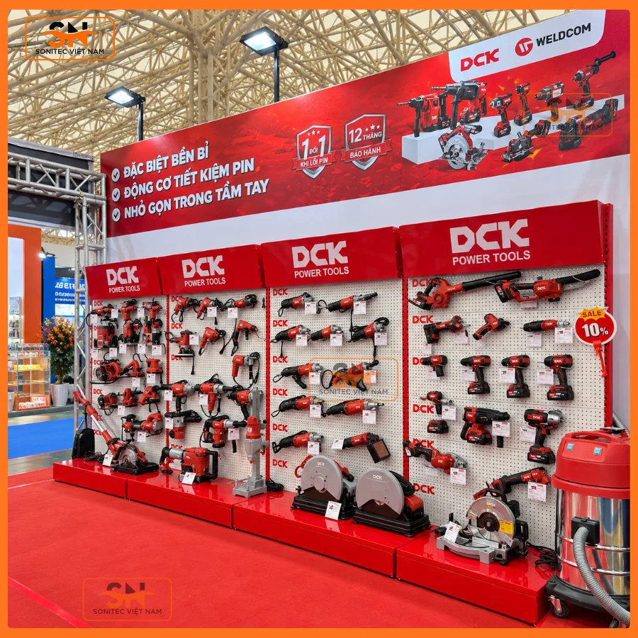 Thi công hệ kệ dụng cụ có logo trưng bày triển lãm cho DCK Tools